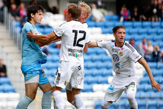 GAIS målvakt Damir Mehic jublar med Erik Westermark