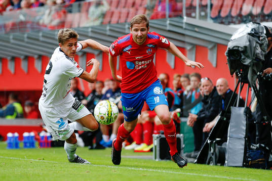 GAIS Simon Silverholt och Helsingborgs Lumala Abdu i kamp