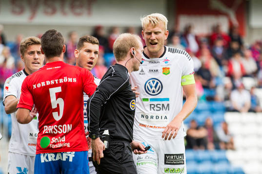 GAIS Carl Nyström i diskussion med domare Per Melin