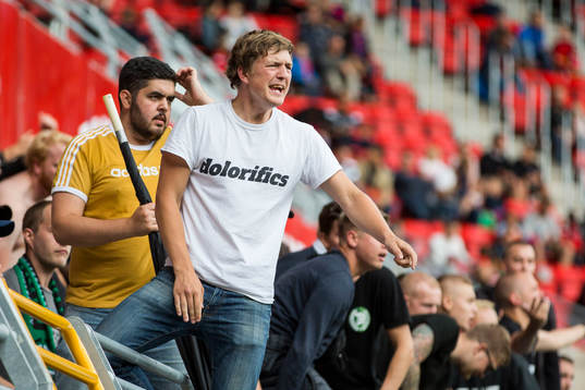 GAIS supportrar reagerar på läktaren
