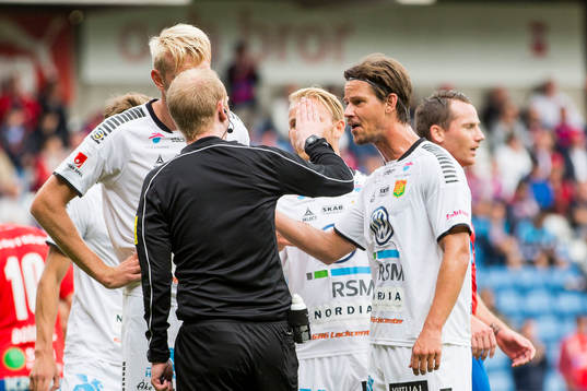 Domare Per Melin i diskussion med GAIS Dusan Djuric