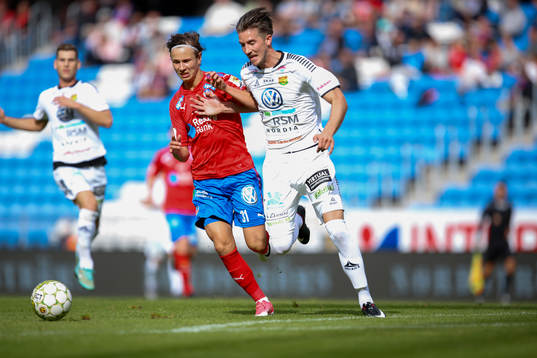 Helsingborgs Alex Timossi Andersson i kamp om bollen med