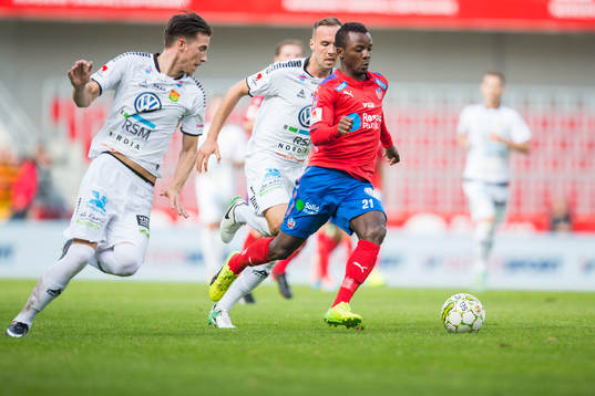 Helsingborgs Monday Samuel driver med bollen