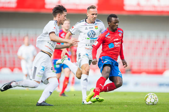 Helsingborgs Monday Samuel driver med bollen