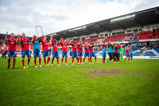 Helsingborgs spelare jublar mot publiken
