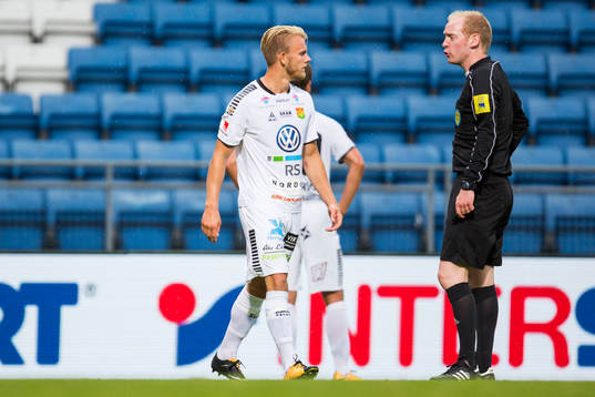 GAIS Niclas Andersén i diskussion med domare Per Melin