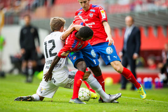 GAIS Erik Westermark och Helsingborgs Lumala Abdu i duell