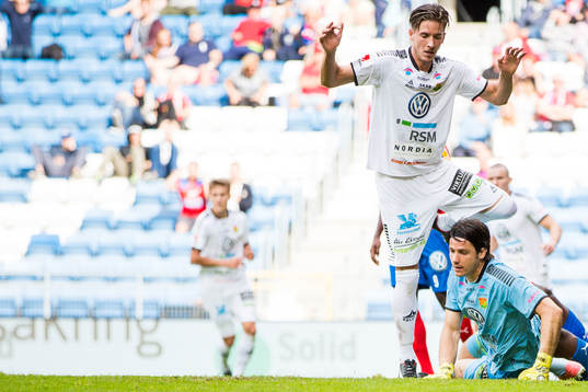 GAIS Daniel Janevski och målvakt Damir Mehic i GAIS