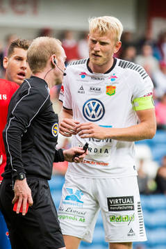 GAIS Carl Nyström i diskussion med domare Per Melin