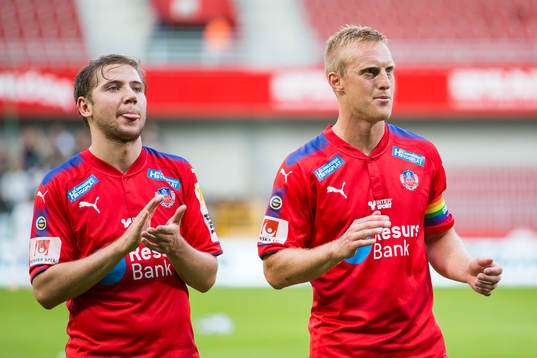 Helsingborgs Darijan Bojanic och Peter Larsson tackar