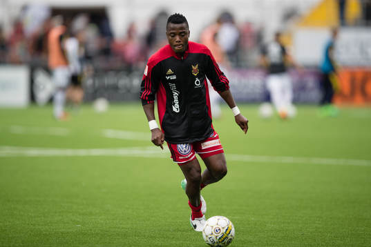 Östersunds Patrick Kpozo värmer upp