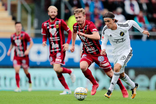 Östersunds Ludvig Fritzon och Johan Bertilsson i kamp om