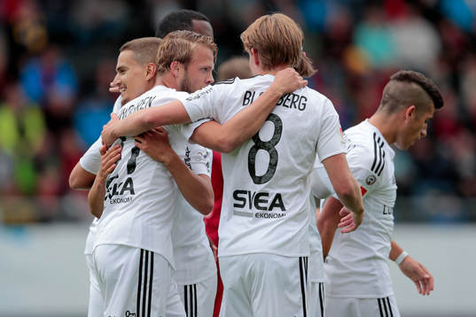 s Daniel Sundgren gjorde 1-0-målet och jublar med