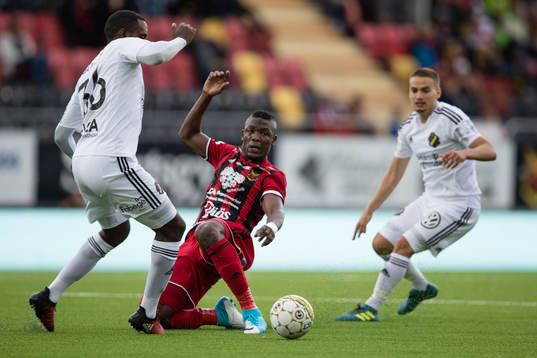 s Henok Goitom och AIK:s Amin Affane mot Östersunds Alhaji