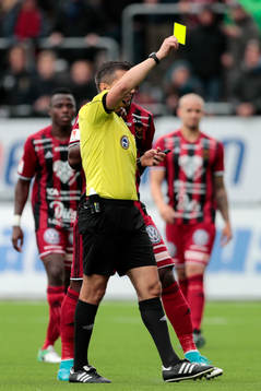 Domaren Bojan Pandzic ger Östersunds Curtis Edwards (ej i