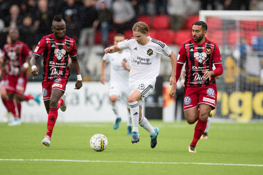 s Johan Blomberg mot Östersunds Samuel Mensiro och Saman