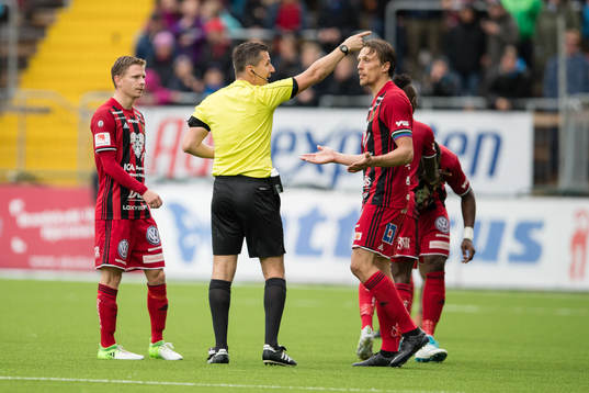 domare Bojan Pandzic i diskussion med Östersunds Johan