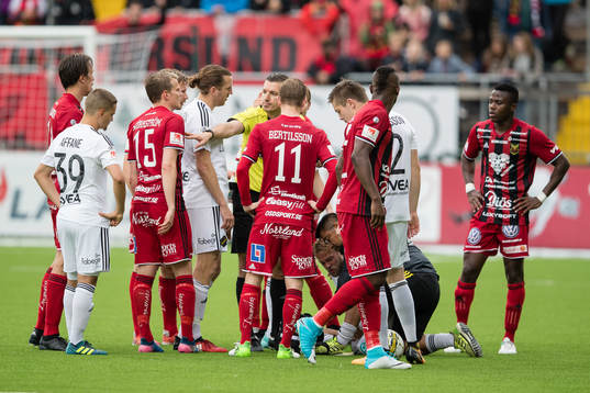 domare Bojan Pandzic i diskussion med spelarna