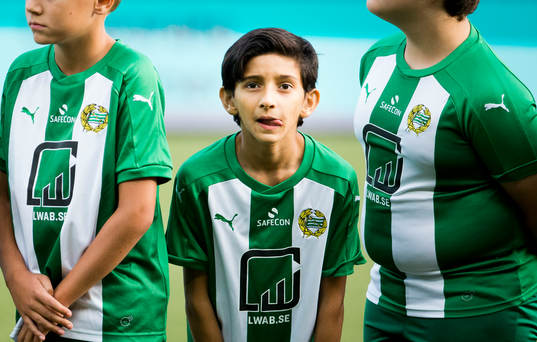 En ung kille med Hammarbytröja