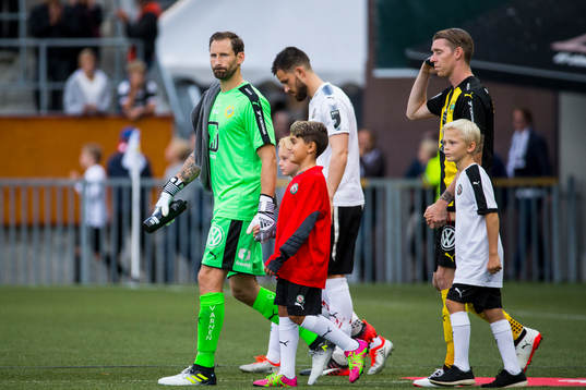 Hammarbys målvakt Johan Wiland gör entré