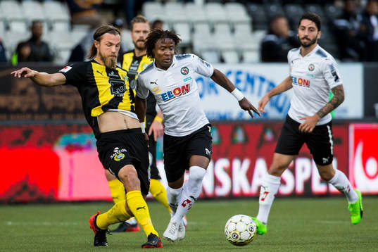 Hammarbys Björn Paulsen och Örebros Kennedy Igboananike