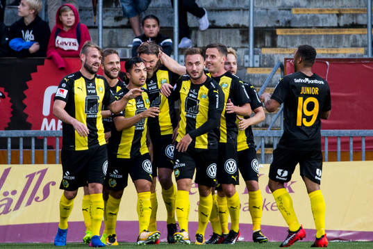 Hammarbys spelare jublar 0-1 målet genom Björn Paulsen