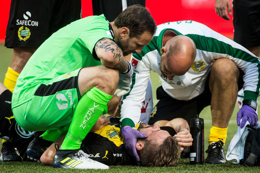 Hammarbys målvakt Johan Wiland kollar till Mads Fenger