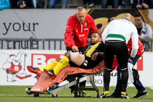 Hammarbys Serge-Junior Martinsson Ngouali bärs skadad av