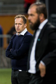 Hammarbys tränare Jakob Michelsen och i förgrunden