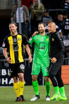 Hammarbys Björn Paulsen och målvakt Johan Wiland jublar
