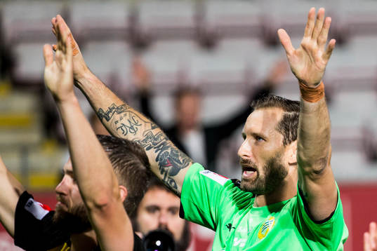 Hammarbys målvakt Johan Wiland jublar