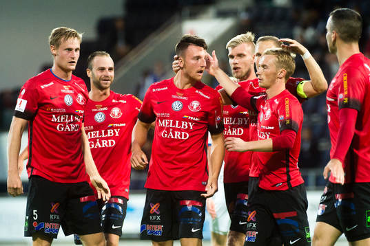 Trelleborgs Alexander Blomqvist jublar med lagkamraterna