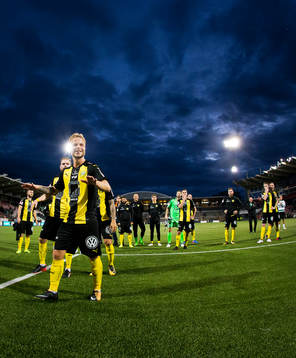 Hammarbys Sander Svendsen och målvakt Johan Wiland jublar