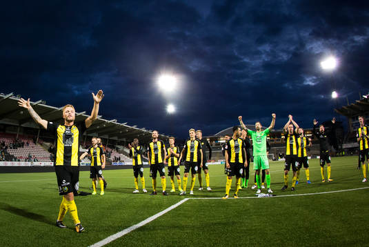 Hammarbys Sander Svendsen och målvakt Johan Wiland jublar