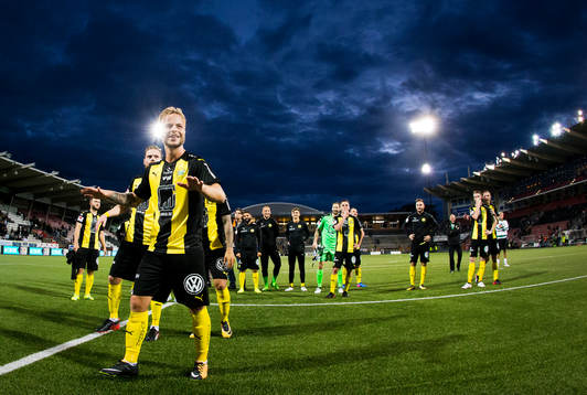 Hammarbys Sander Svendsen och målvakt Johan Wiland jublar