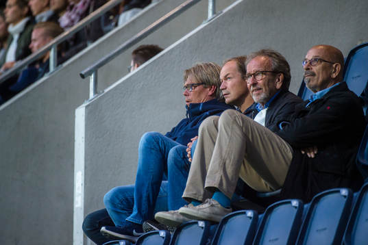Per Olsson och Thomas Andersson på läktaren