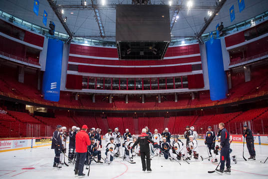 NHL och Djurgårdsspelare deltar i en träning