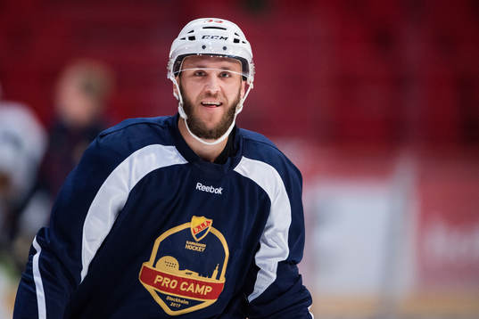Ottawas Fredrik Claesson deltar i en träning