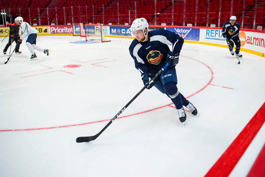 Floridas Linus Hultström deltar i en träning