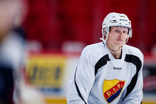 Djurgårdens Alexander Falk deltar i en träning