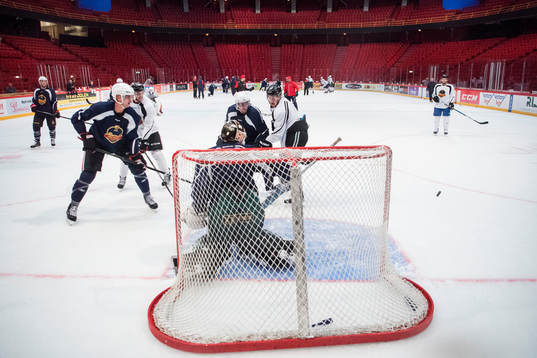 Spelare från NHL och Djurgården deltar i en träning