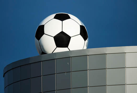 En stor fotboll på taket av Idrottsparken