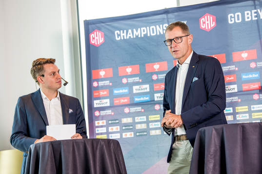 Konferencieren Christian Winnberg och HV71s Agne Bengtsson