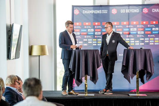Konferencieren Christian Winnberg och Växjö Lakers Stefan