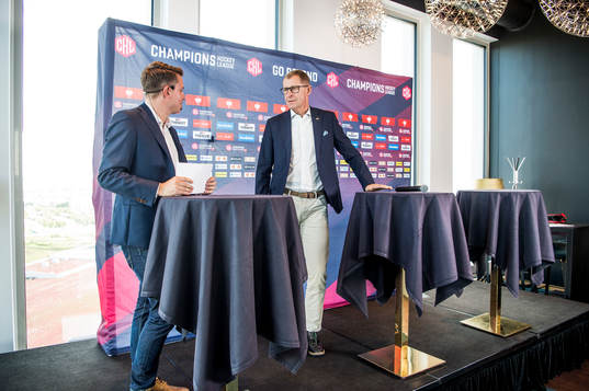 Konferencieren Christian Winnberg och HV71s Agne Bengtsson