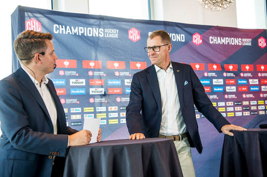 Konferencieren Christian Winnberg och HV71s Agne Bengtsson