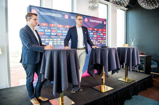 Konferencieren Christian Winnberg och HV71s Agne Bengtsson