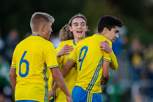 Sveriges Lucas Lima (th) gör 3-0 och jublar med Dennis