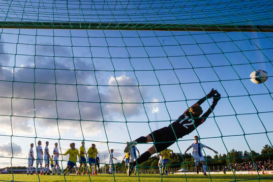 Sveriges Tim Prica gör 2-0 bakom Finlands målvakt Matias