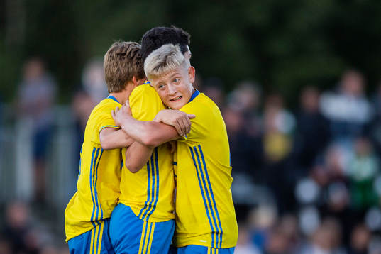 Sveriges Lucas Lima (m) gör 3-0 och jublar med Dennis